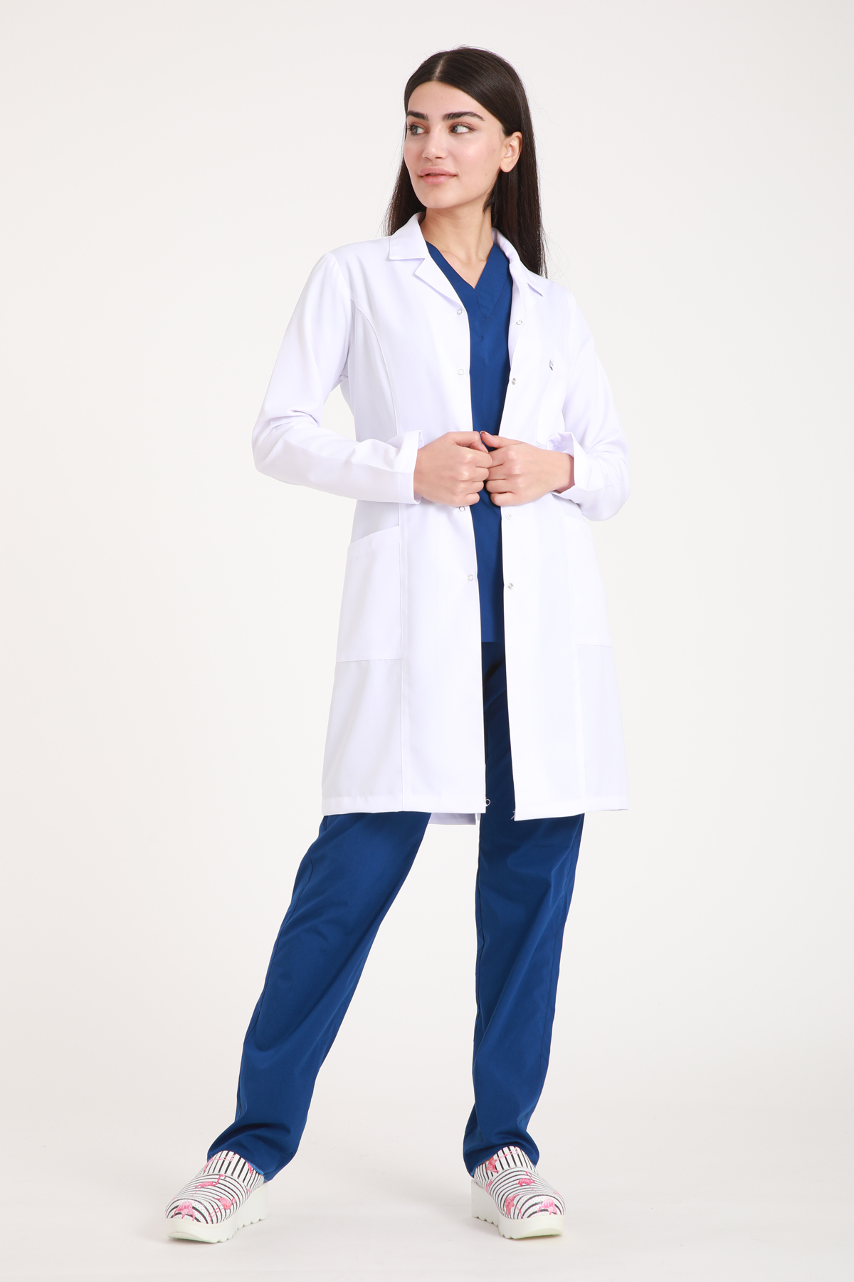 hemsire.doktor.forması.medikal.üniforma.hastane.kıyafeti.beyaz.alpaka.önlük.uzunboy.scrubs.1